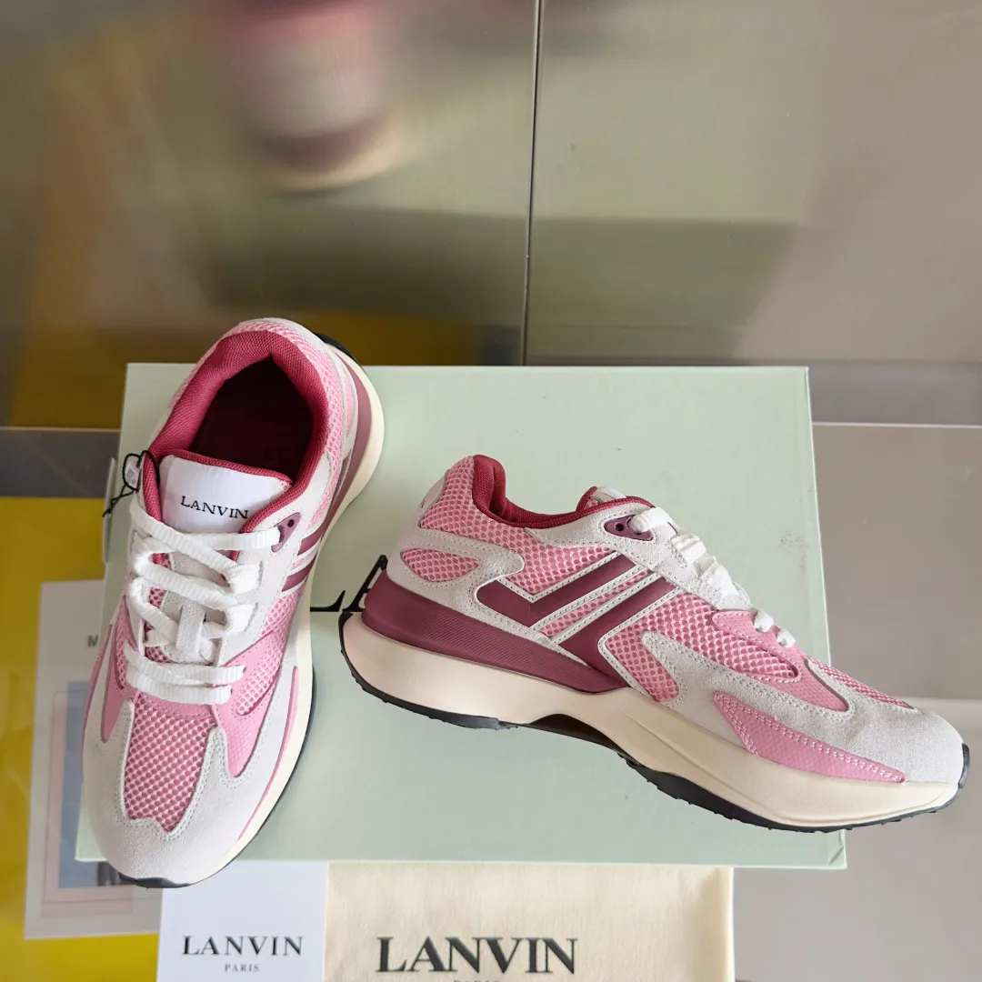 Top version: Couple model 540💰 Lanvin Lanvin's latest Jla series Couple model Mesh Thick sole Casual sports shoes Running shoes Original purchase, development and production This men's and women's sports shoes are light and comfortable, and the mesh design makes the uppers lighter. They are not afraid of stuffy feet, and the shoes look fashionable when paired with skirts and trousers. The upper is decorated with LANVIN's classic •J logo. The curved lines pay tribute to the circular element of the LANVIN logo, showing the brand's ingenuity. This shoe combines sports, fashion and craftsmanship. The delivery counter is exquisite ✈️Packaging🛍📦 ▪️ Fabric: Original customized mesh + cowhide ▪️ Lining: Original imported breathable mesh ▪️ Sole: Exclusive molded foam + TPU material ▪️ Bottom thickness: 4CM ▪️ Size: Women's 35-41